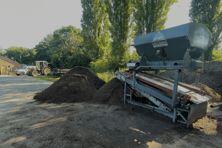 Het afbeelden van het verrichten van een grondzeef